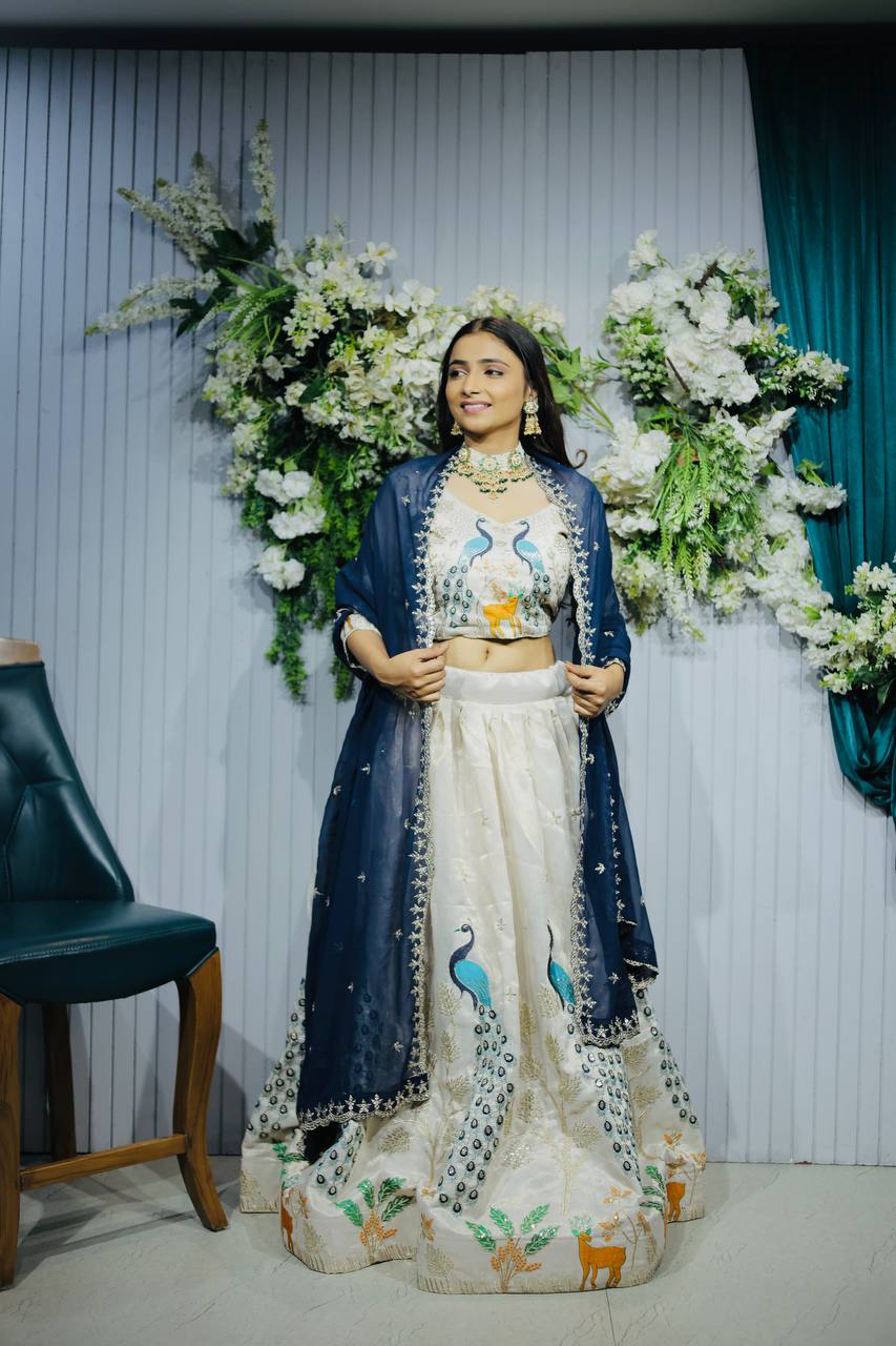 *Designer Embroidered Lahenga Choli Presenting