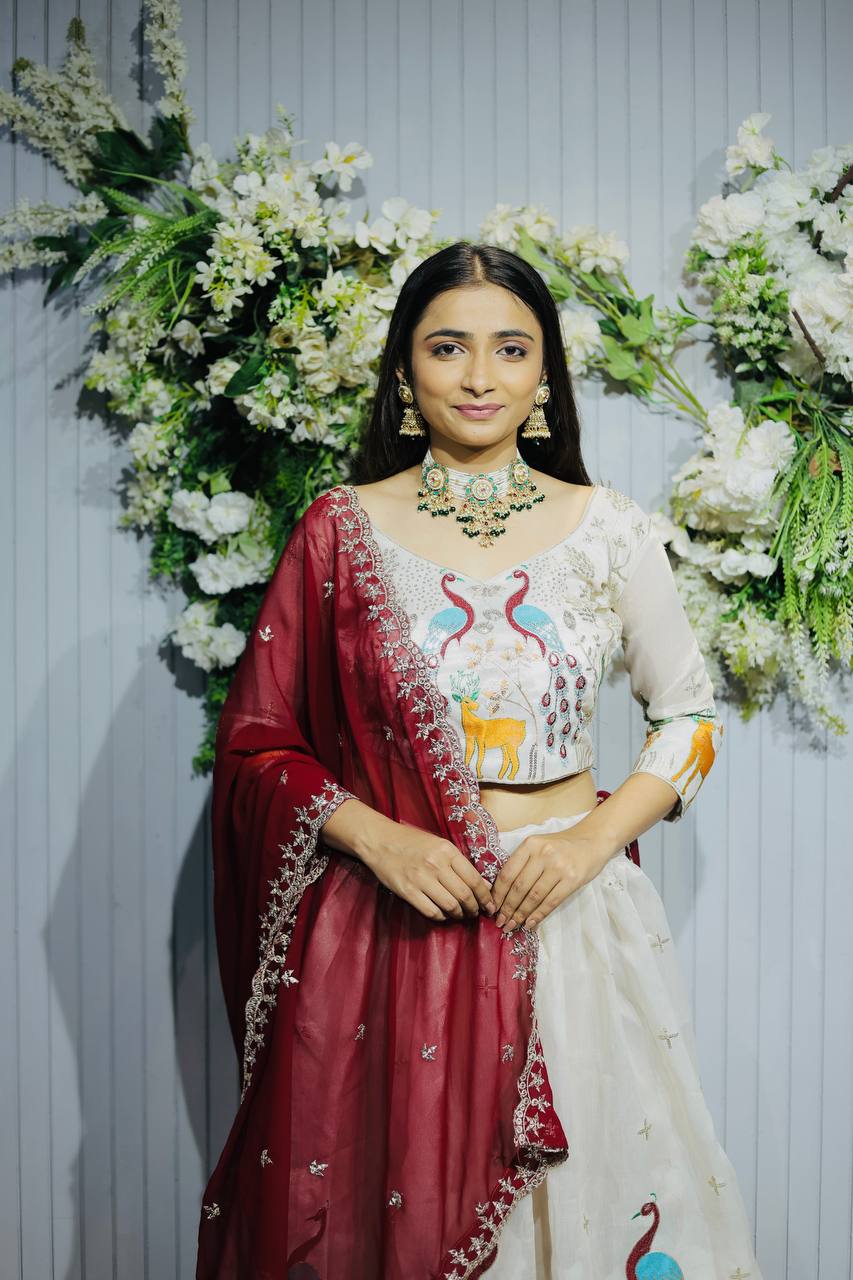 *Designer Embroidered Lahenga Choli Presenting