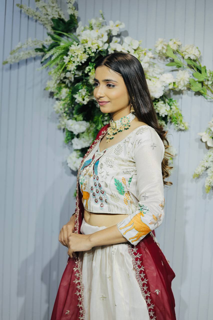 *Designer Embroidered Lahenga Choli Presenting