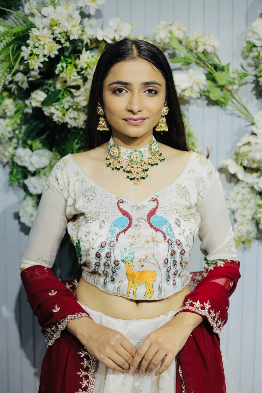 *Designer Embroidered Lahenga Choli Presenting