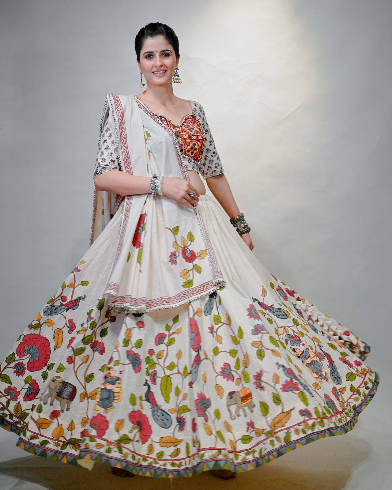 Launching Navratri Special Lehenga Choli With 6 Meter Heavy Flair