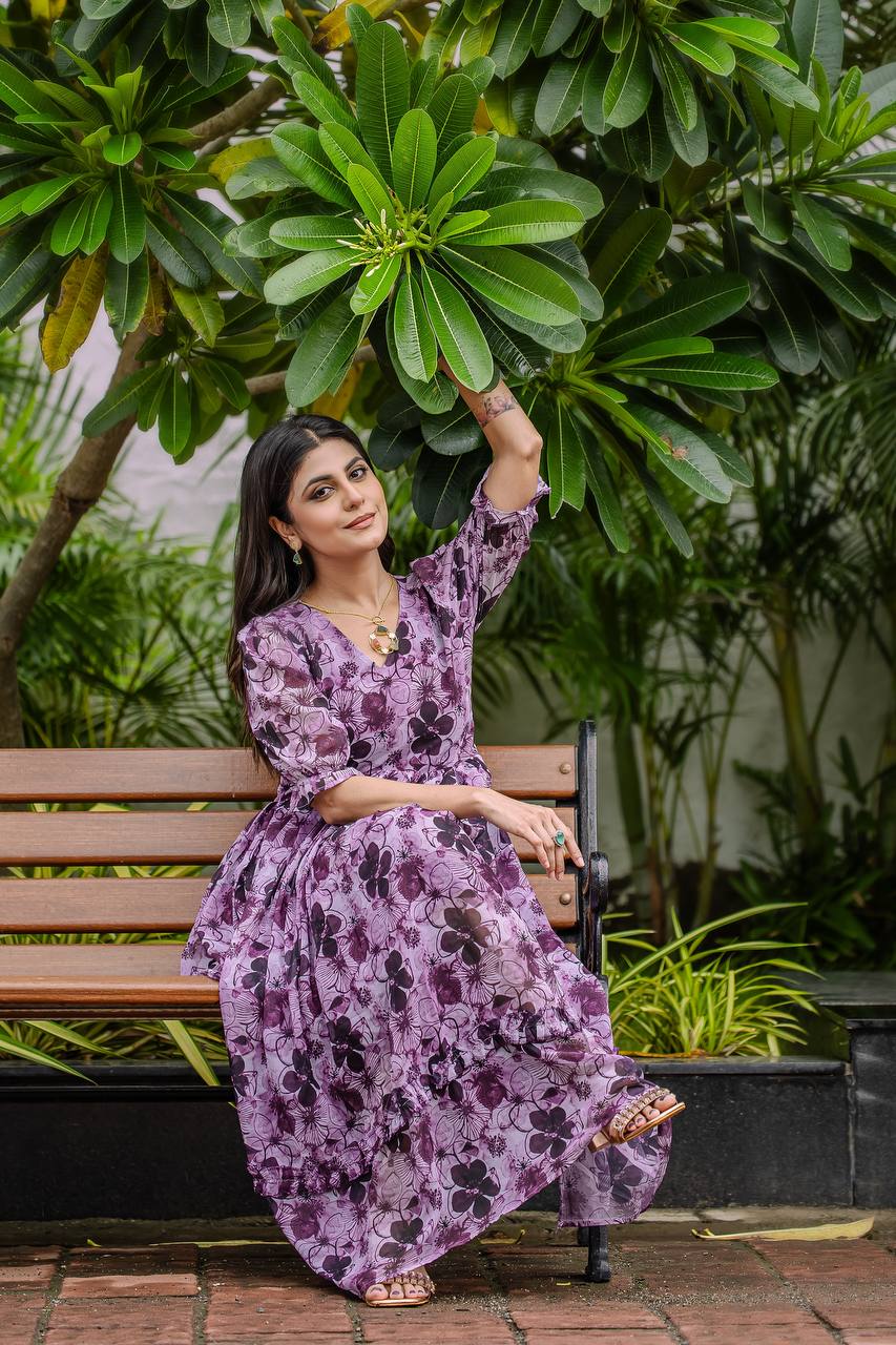 🍂 Stylish Georgette Gown – Comfort Meets Style 🍂